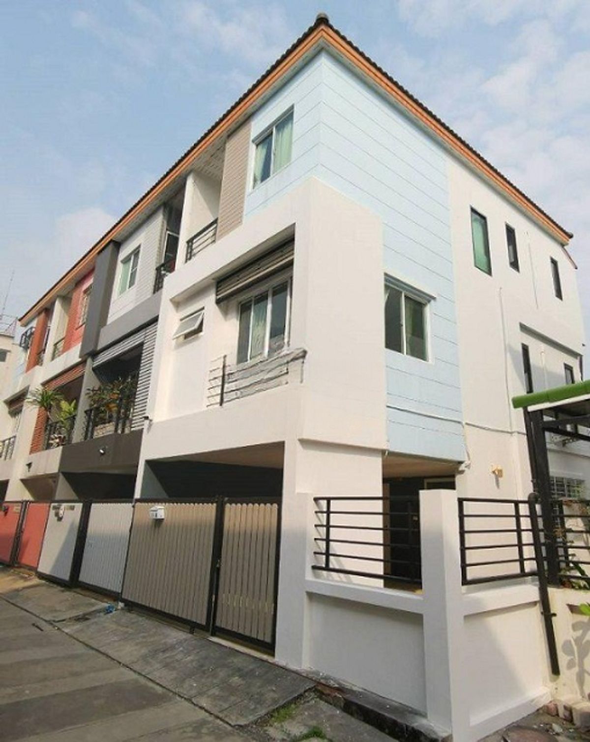 ให้เช่าทาวน์โฮมรัชดา ห้วยขวาง : มีสนามหญ้าข้างบ้าน เดอะสตรีท 3กม. MRTสุทธิสาร 1.8 กม. ให้เช่าทาวน์โฮม 3 ชั้นหลังมุม ถ.รัชดา 22ตร.วา.242ตร.ม.นานาชาติ KIS2.9กม. 3นอน