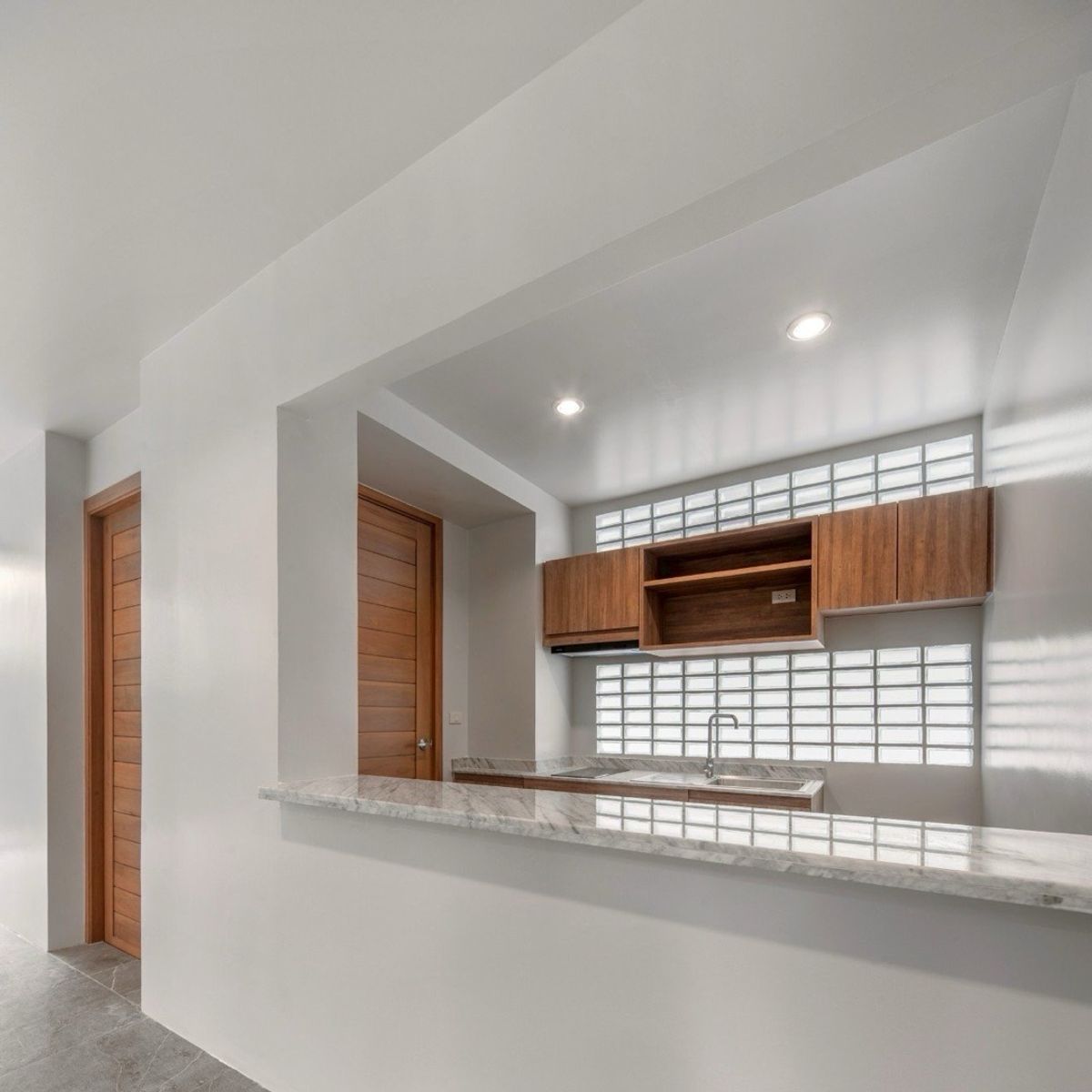 สำนักงานอ่อนนุช อุดมสุข : 📢👇 ขายพร้อมผู้เช่า – รับรายได้แบบ Passive Income ถึง ส.ค. 2571 อาคารสำนักงานพร้อมลิฟต์ส่วนตัว ทำเลใจกลางเมือง เดินทางสะดวก ใกล้ทางด่วนและถนนสายหลักหลายเส้น เชื่อมต่อทุกย่านได้ง่าย เหมาะต่อการดำเนินธุรกิจและต่อยอดในอนาคต