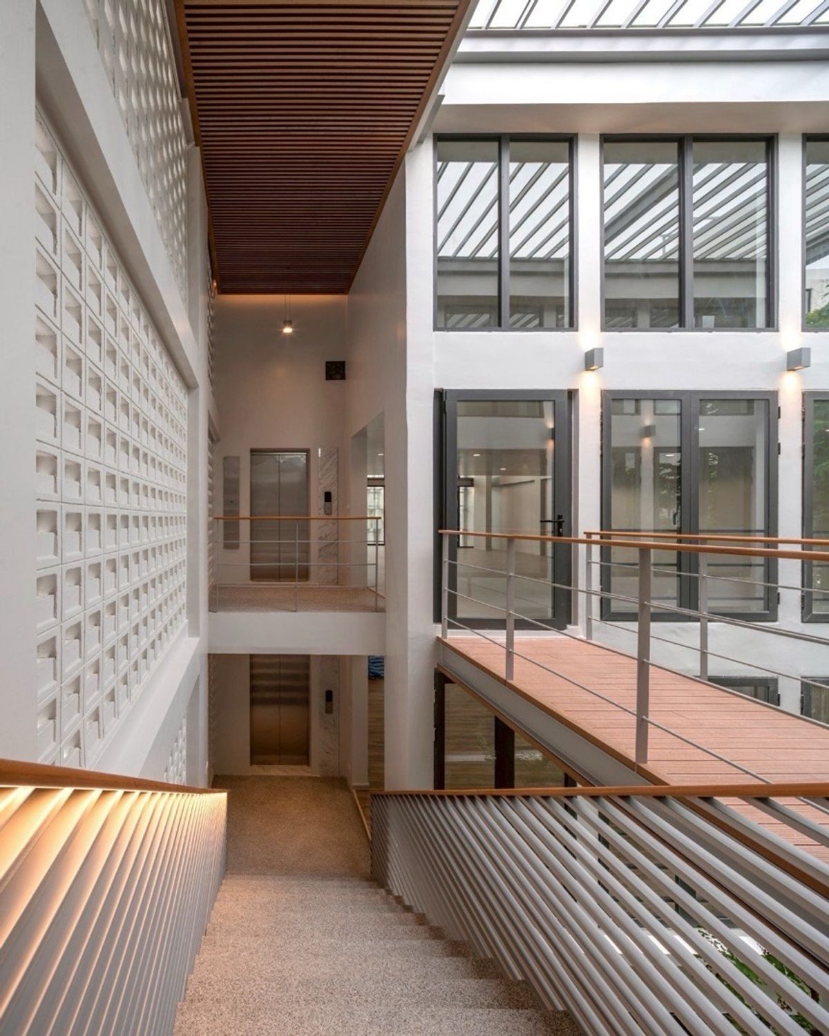 สำนักงานอ่อนนุช อุดมสุข : 📢👇 ขายพร้อมผู้เช่า – รับรายได้แบบ Passive Income ถึง ส.ค. 2571 อาคารสำนักงานพร้อมลิฟต์ส่วนตัว ทำเลใจกลางเมือง เดินทางสะดวก ใกล้ทางด่วนและถนนสายหลักหลายเส้น เชื่อมต่อทุกย่านได้ง่าย เหมาะต่อการดำเนินธุรกิจและต่อยอดในอนาคต