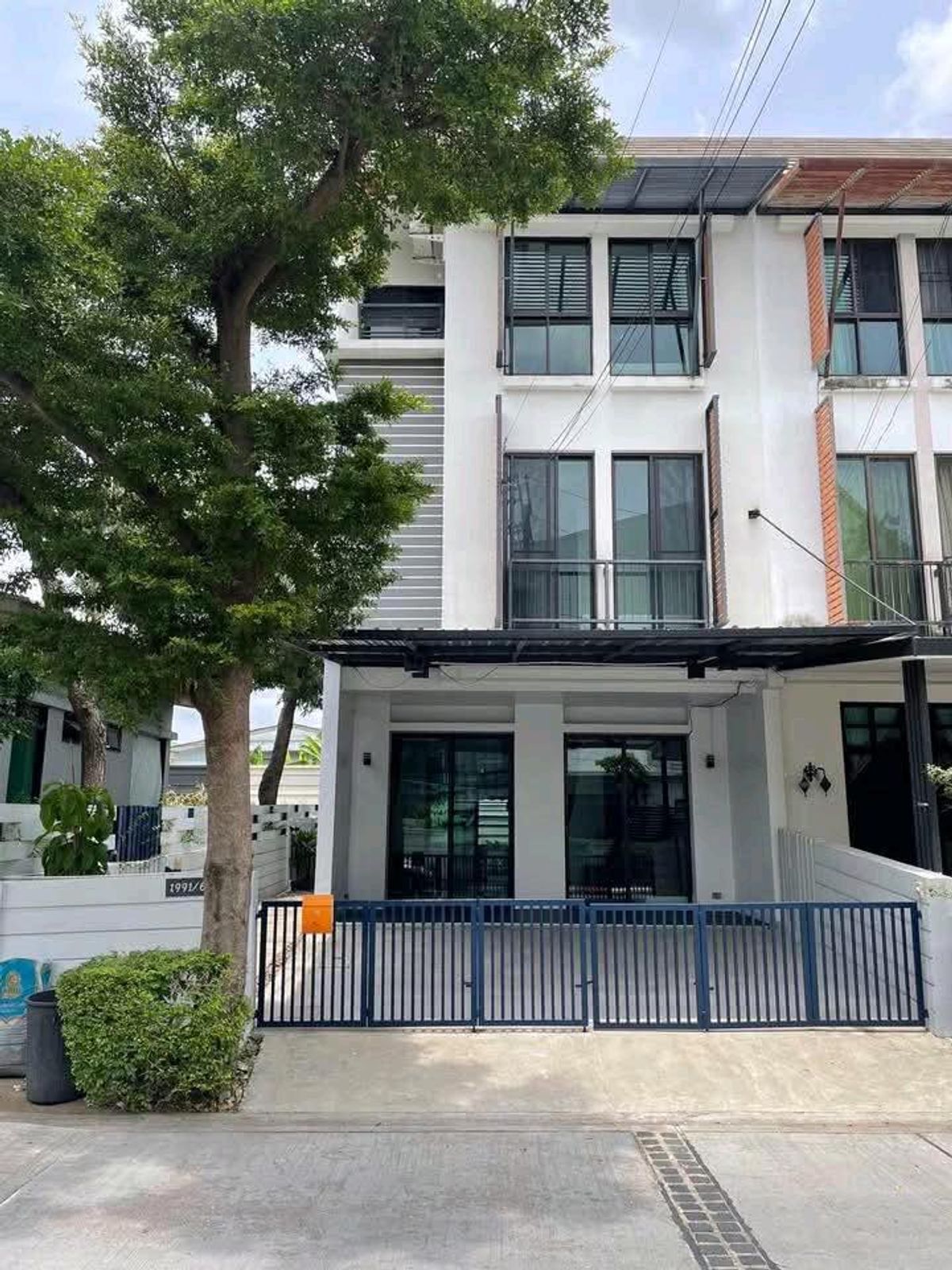 ให้เช่าทาวน์โฮมอ่อนนุช อุดมสุข : 🏡 ให้เช่าทาวน์โฮม 3 ชั้น หลังมุม
โครงการ Areeya Mandarina สุขุมวิท 77 (อ่อนนุช)
ใกล้ BTS อ่อนนุช | รถไฟฟ้าสายสีเหลืองศรีนุช | Airport Link หัวหมาก
