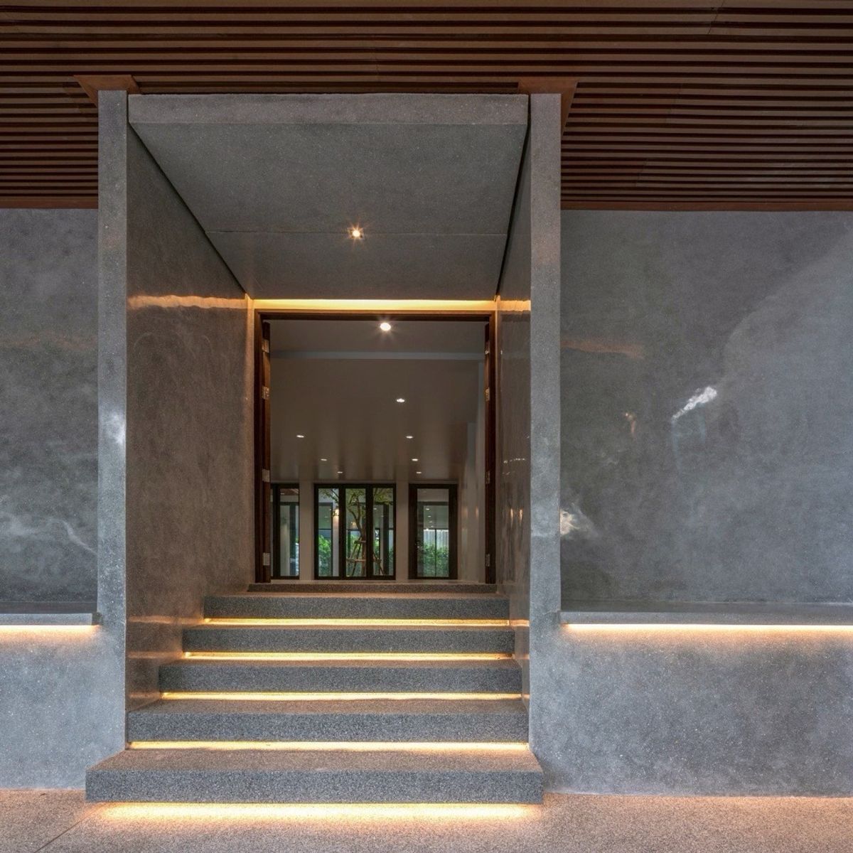 สำนักงานอ่อนนุช อุดมสุข : 📢👇 ขายพร้อมผู้เช่า – รับรายได้แบบ Passive Income ถึง ส.ค. 2571 อาคารสำนักงานพร้อมลิฟต์ส่วนตัว ทำเลใจกลางเมือง เดินทางสะดวก ใกล้ทางด่วนและถนนสายหลักหลายเส้น เชื่อมต่อทุกย่านได้ง่าย เหมาะต่อการดำเนินธุรกิจและต่อยอดในอนาคต