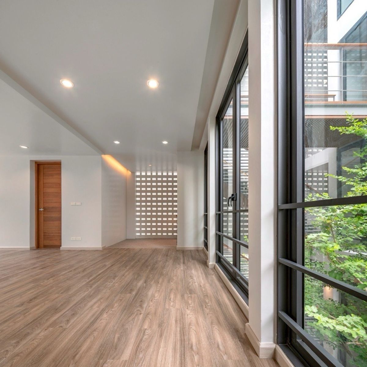 สำนักงานอ่อนนุช อุดมสุข : 📢👇 ขายพร้อมผู้เช่า – รับรายได้แบบ Passive Income ถึง ส.ค. 2571 อาคารสำนักงานพร้อมลิฟต์ส่วนตัว ทำเลใจกลางเมือง เดินทางสะดวก ใกล้ทางด่วนและถนนสายหลักหลายเส้น เชื่อมต่อทุกย่านได้ง่าย เหมาะต่อการดำเนินธุรกิจและต่อยอดในอนาคต