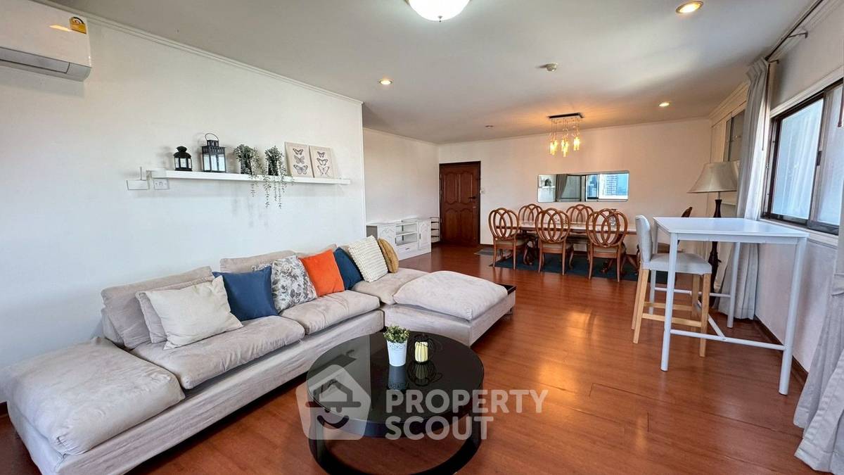 For SaleCondoRatchadapisek, Huaikwang, Suttisan : 3-BR Condo at Srivara Mansion Condominium 1 near MRT Thailand Cultural Centre