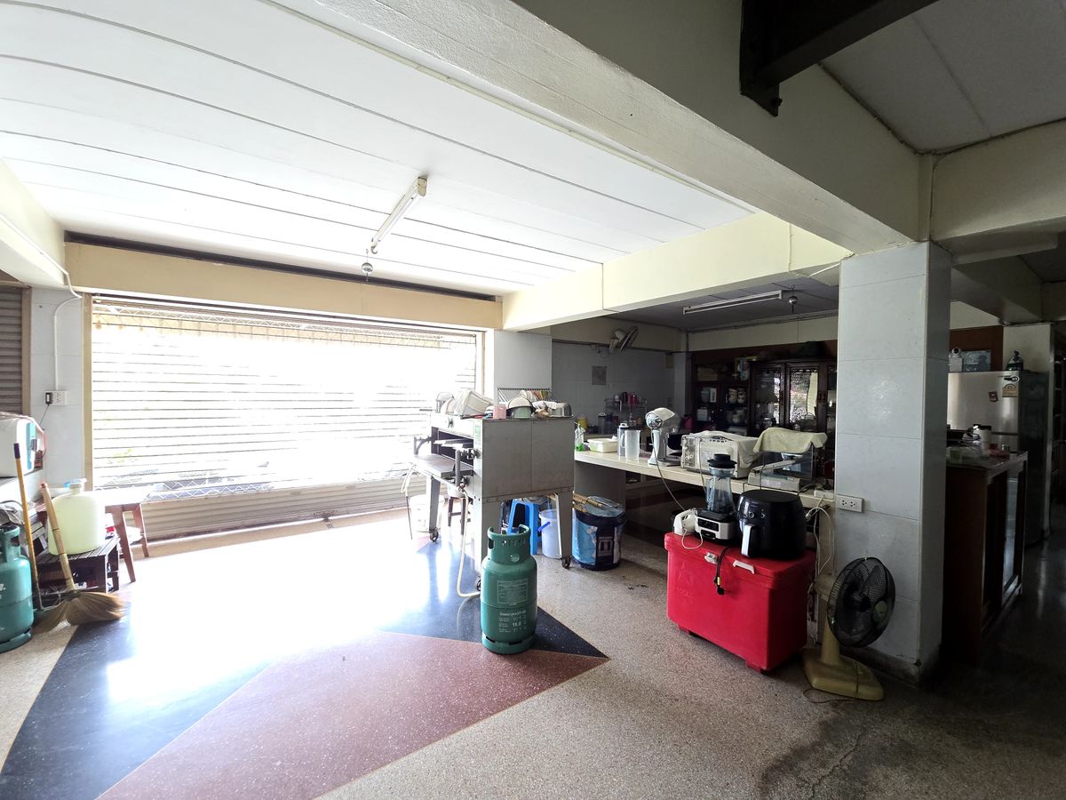 For SaleShop HouseMahachai Samut Sakhon : Sell ​​4 -story commercial building, 4th floor, 2 mezzanine, 2 buildings