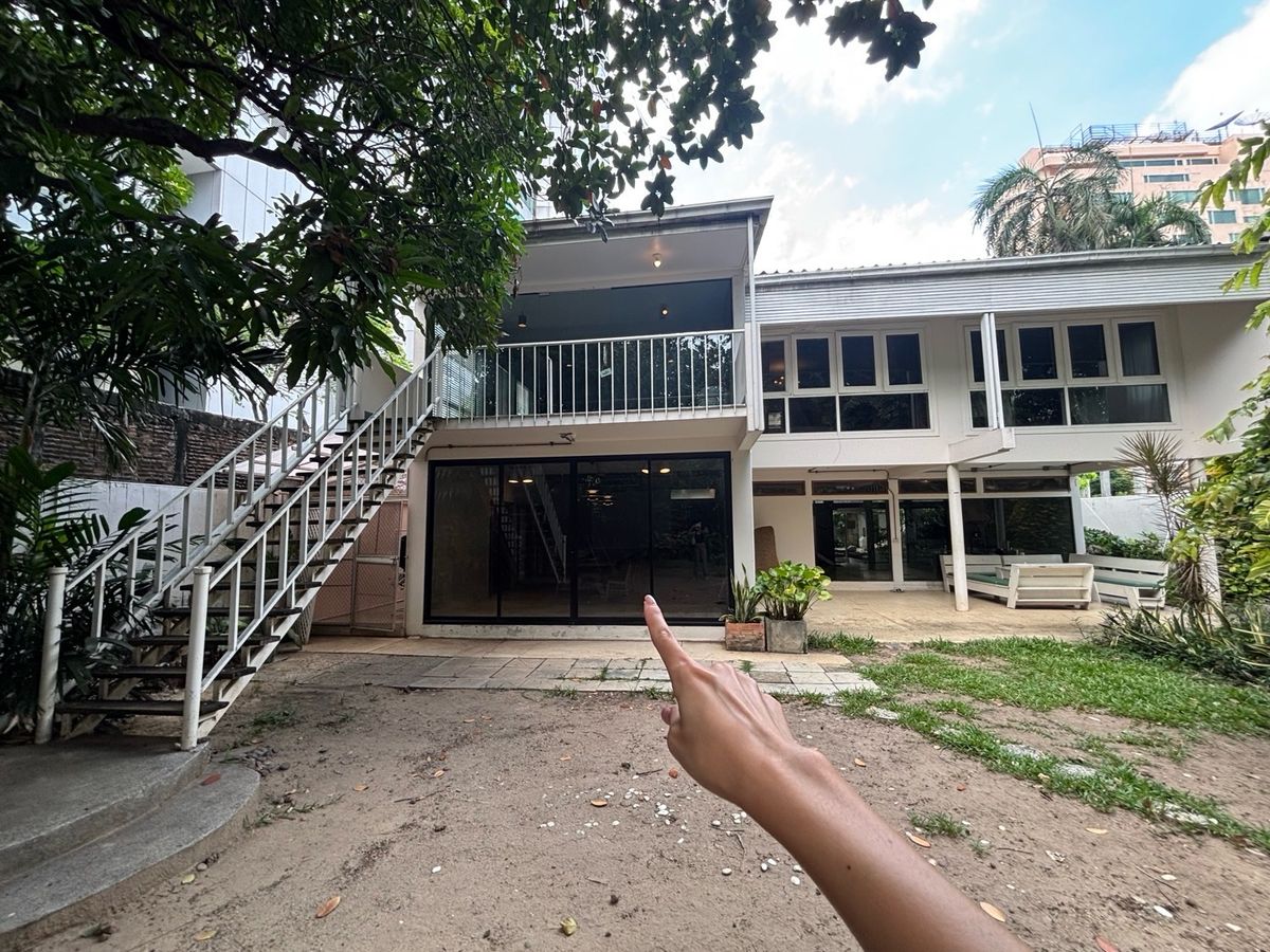 ให้เช่าบ้านสุขุมวิท อโศก ทองหล่อ : Rent 1st floor of house in Sukhumvit20 Asoke Area 177sqm:125,000 THB with common area ;Swimming pool , garden ,parking 8-10space+
