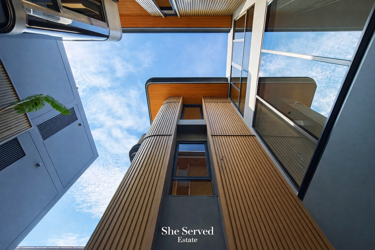 บ้านพระราม 9 เพชรบุรีตัดใหม่ RCA : ◈ Bugaan Rama 9 – Mengjai ◈ Luxury 3-storey detached house • 73 sq.wah • 522 sq.m. • 4 Bedrooms 5 Bathrooms • Pet-friendly