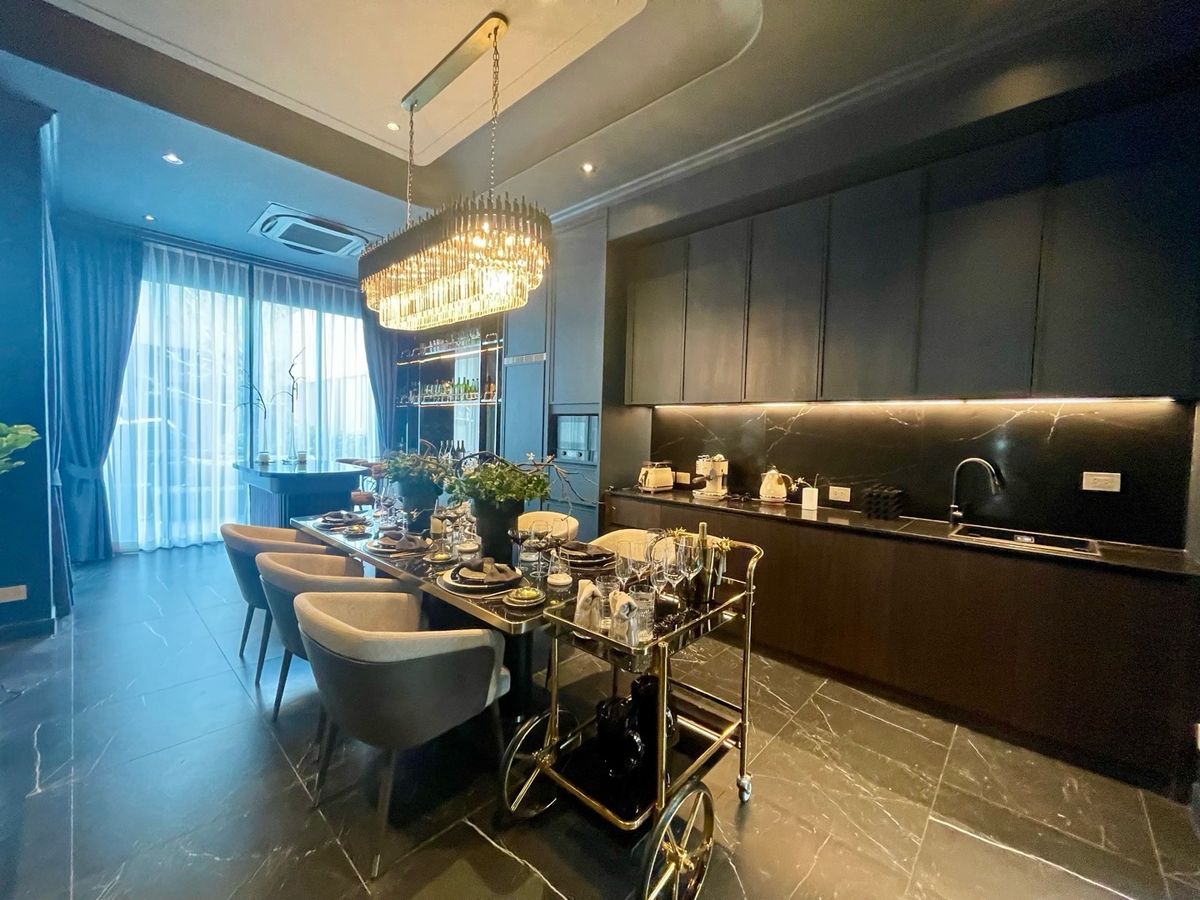 ขายบ้านเลียบทางด่วนรามอินทรา : 📢👇บ้านหรู 3 ชั้น พร้อมลิฟท์และสระว่ายน้ำส่วนตัว สงบ เงียบ เดินทางสะดวกใกล้จุดขึ้นลงทางด่วน 