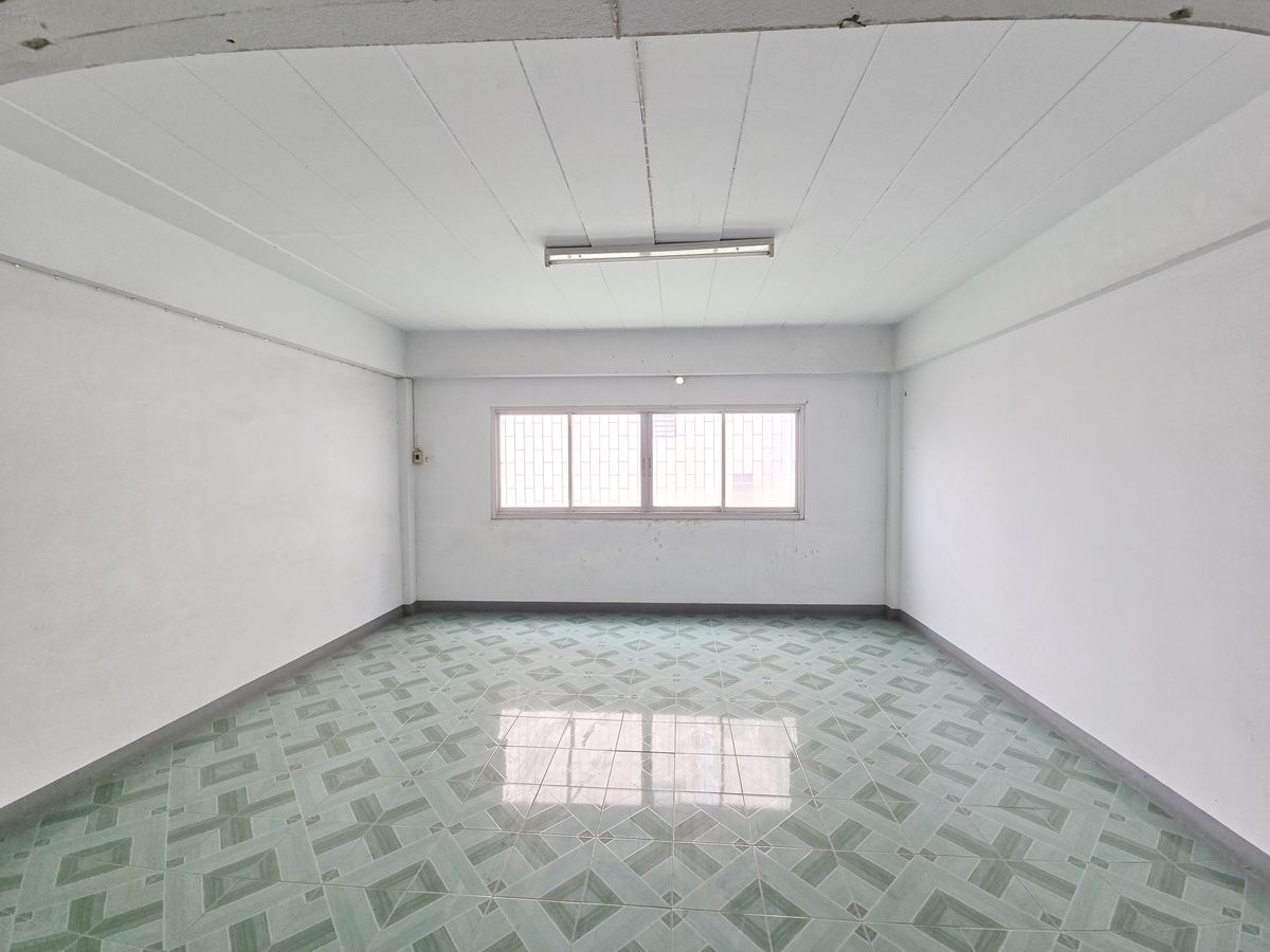 For SaleShop HouseMahachai Samut Sakhon : Selling a commercial building, Mahachai 4 -story, near the fountain circle And Rama 2 Road