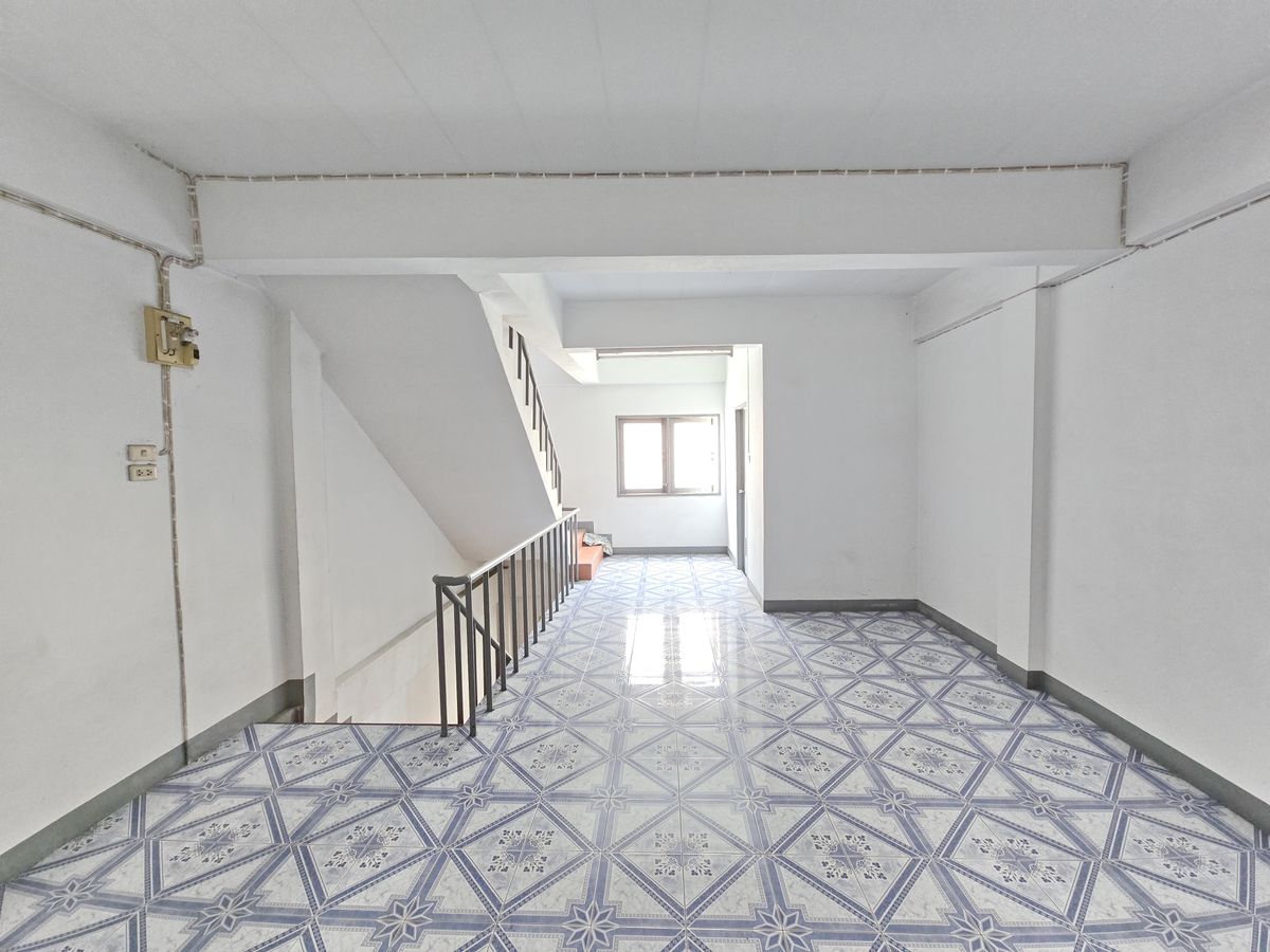 For SaleShop HouseMahachai Samut Sakhon : Selling a commercial building, Mahachai 4 -story, near the fountain circle And Rama 2 Road