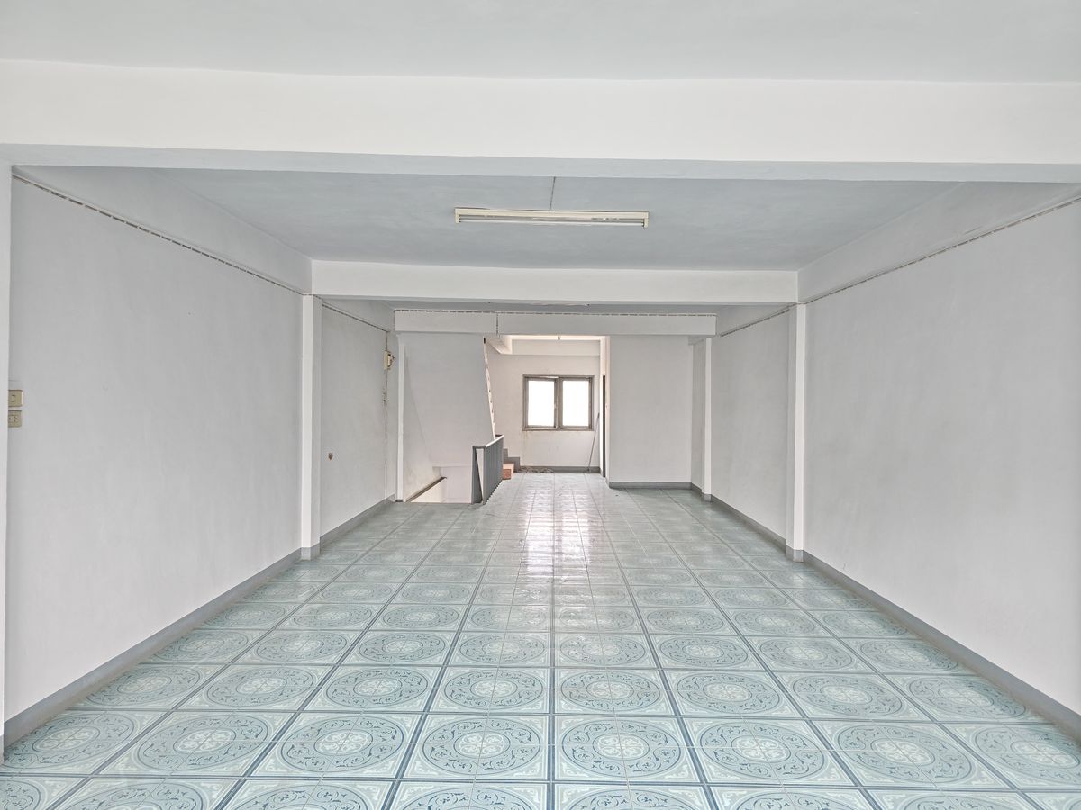 For SaleShop HouseMahachai Samut Sakhon : Selling a commercial building, Mahachai 4 -story, near the fountain circle And Rama 2 Road