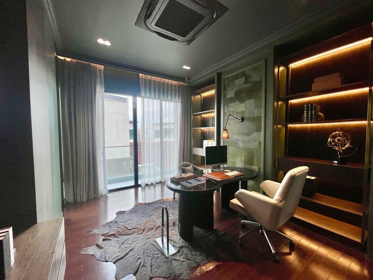 ขายบ้านเลียบทางด่วนรามอินทรา : 📢👇บ้านหรู 3 ชั้น พร้อมลิฟท์และสระว่ายน้ำส่วนตัว สงบ เงียบ เดินทางสะดวกใกล้จุดขึ้นลงทางด่วน 