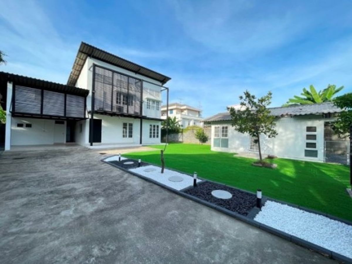 ให้เช่าบ้านนวมินทร์ รามอินทรา : For Rent ให้เช่าบ้านเดี่ยว 2 ชั้น หลังใหญ่ ซอยรามอินทรา เข้าซอยไม่ลึก ทำเลดีมาก / ปากซอยรถไฟฟ้า เดินได้ / จอดรถได้ 7 คัน แอร์ทั้งหลัง ไม่มีเฟอร์นิเจอร์ / อยู่อาศัย หรือ Home Office เป็นสำนักงาน จดบริษัทได้