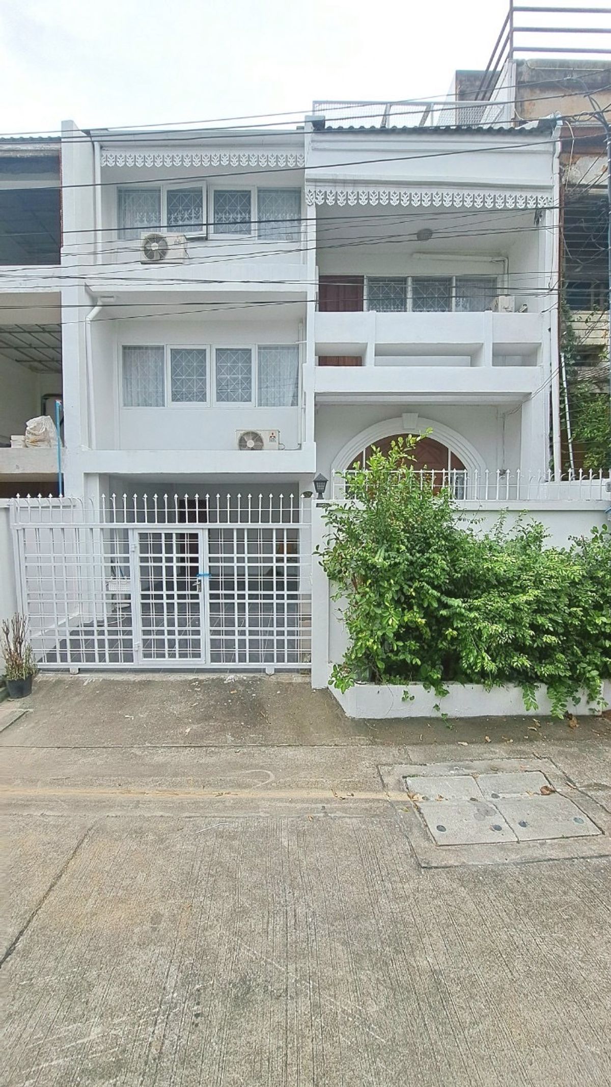 For RentTownhomeSukhumvit, Asoke, Thonglor : Rent a townhome, Ekkamai 22, near BTS Ekkamai, Donki Mall Thonglor