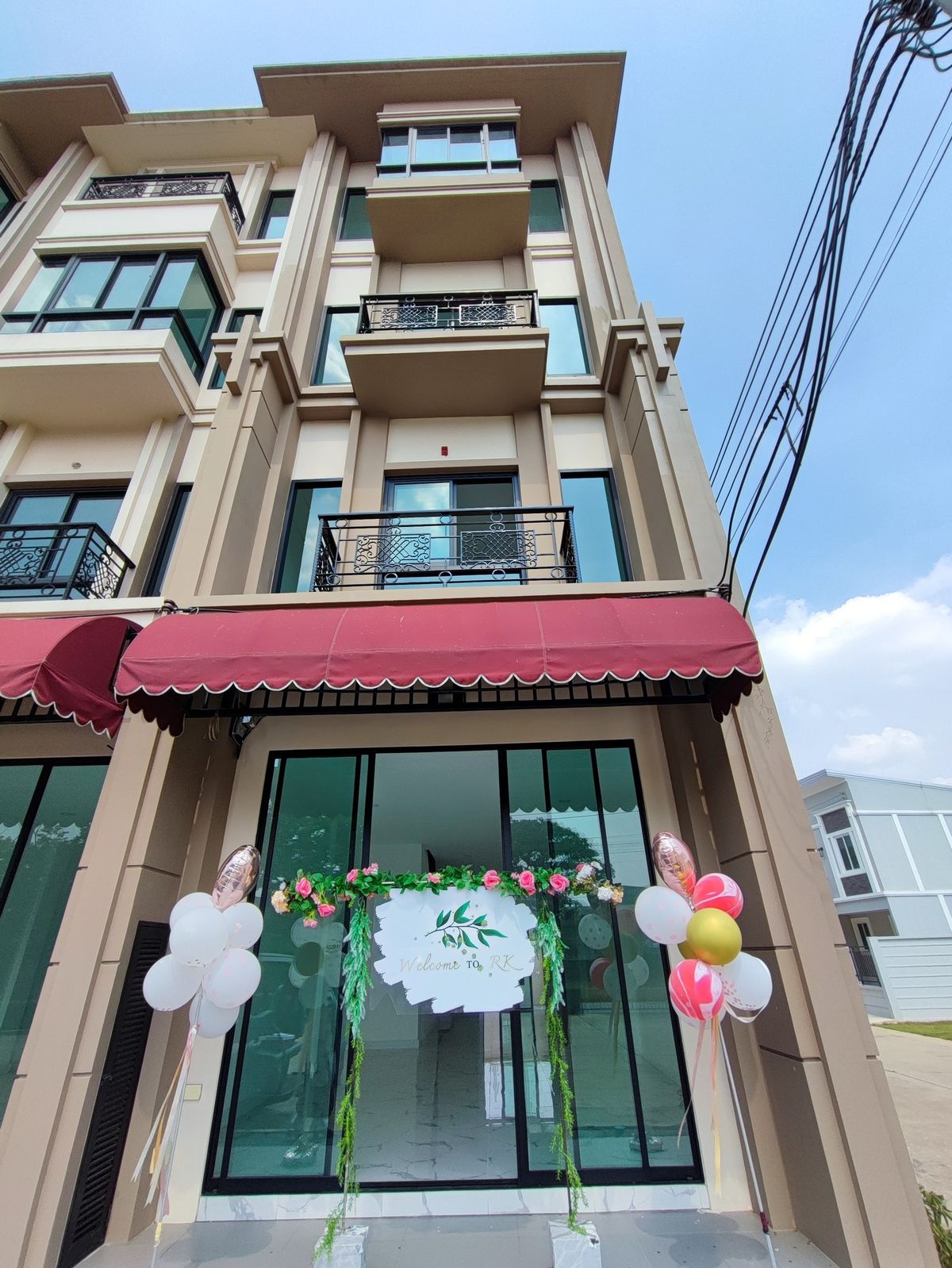 ให้เช่าทาวน์โฮมมีนบุรี-ร่มเกล้า : ให้เช่าโฮมออฟฟิศ 4 ชั้น หลังมุม มีที่จอดรถสะดวก ใกล้ โรงเรียนเตรียมอุดมศึกษาน้อมเกล้า และ The Paseo Town รามคำแหง