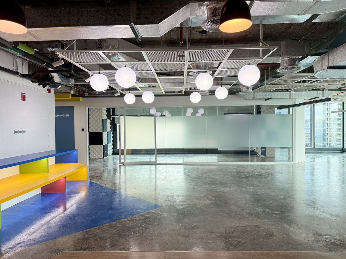 For RentOfficeRama9, Petchburi, RCA : For the office area near MRT Rama 9, ready to decorate the room.  The real room is very beautiful.  Can transport furniture to use immediately