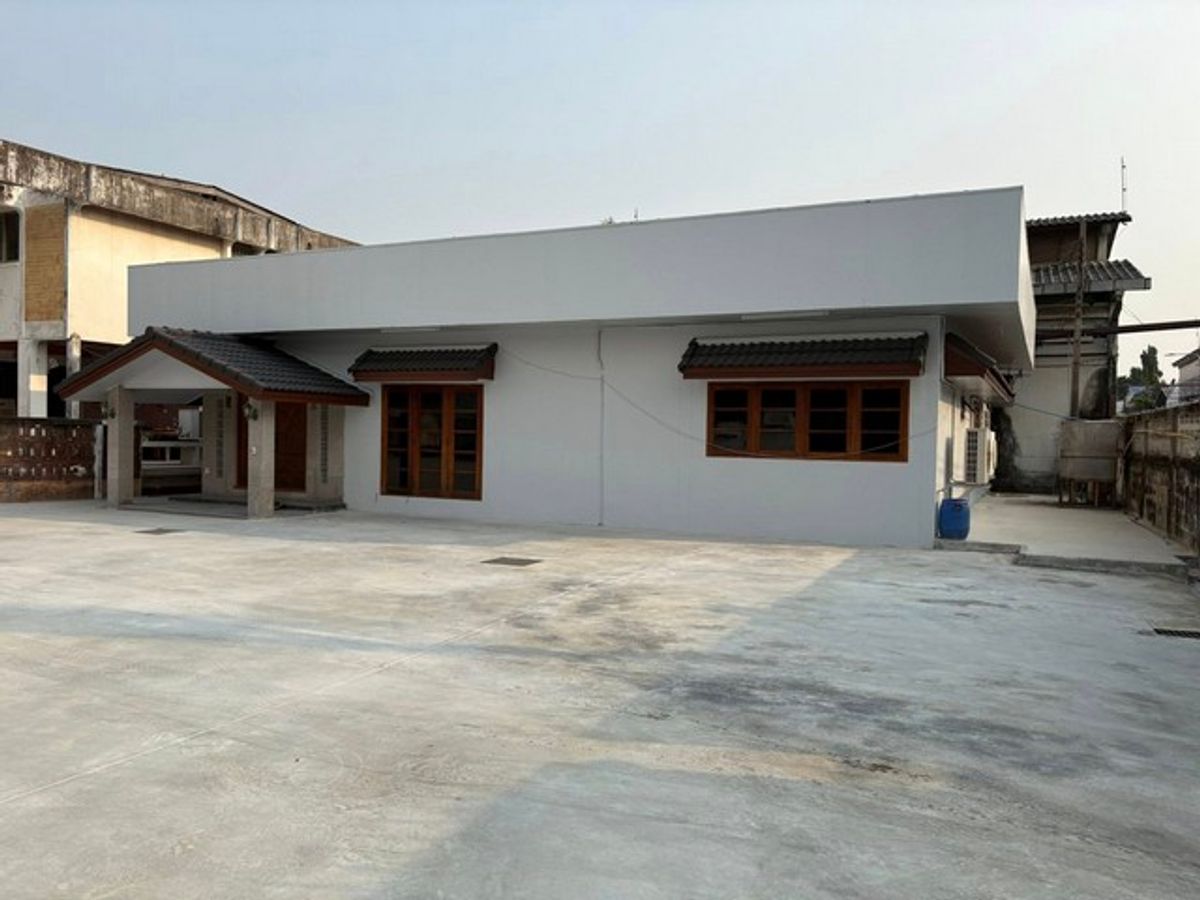 For RentShop HouseRama5, Ratchapruek, Bangkruai : HR2605 Land for rent with 220 square meters of buildings, Soi Rewadee Tiwanon, suitable for food factory, cosmetics, cold rooms.