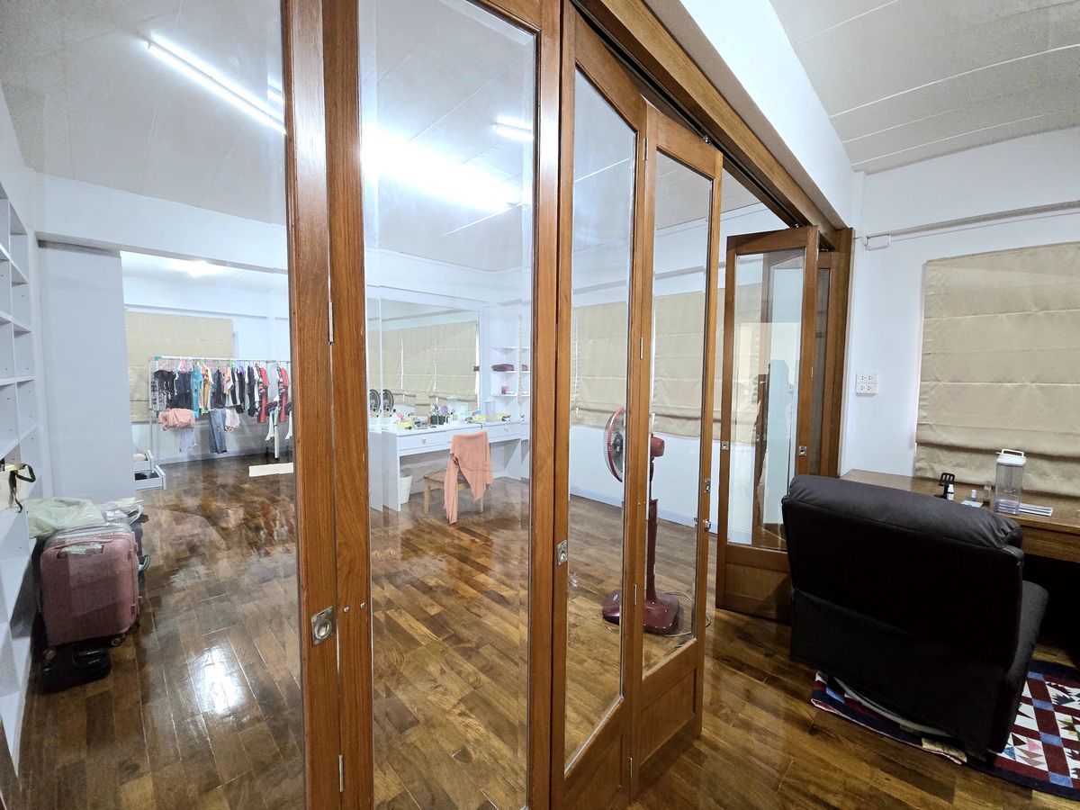 For SaleShop HouseMahachai Samut Sakhon : Sell ​​4 -story commercial building, 4th floor, 2 mezzanine, 2 buildings