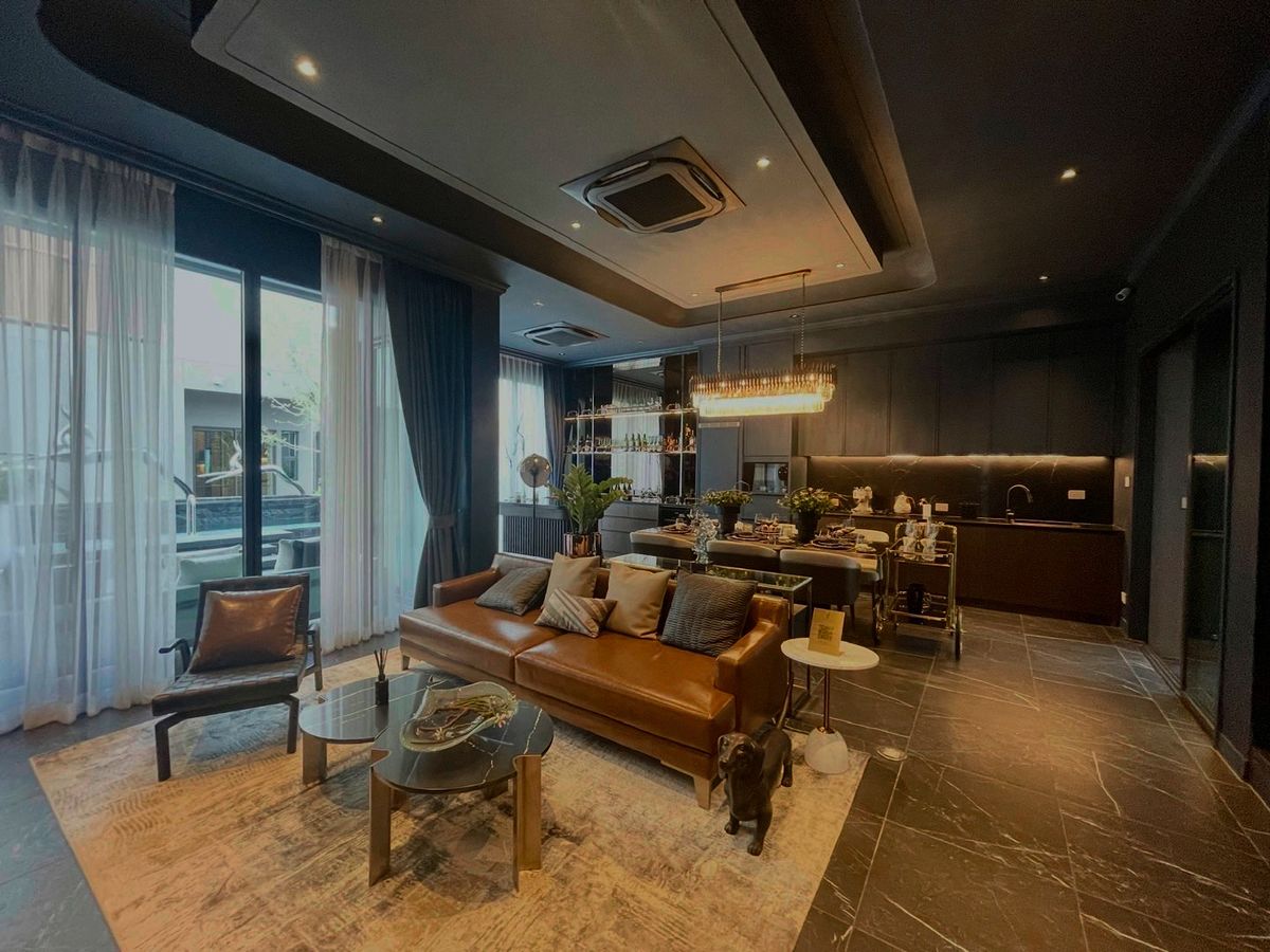 ขายบ้านเลียบทางด่วนรามอินทรา : 📢👇บ้านหรู 3 ชั้น พร้อมลิฟท์และสระว่ายน้ำส่วนตัว สงบ เงียบ เดินทางสะดวกใกล้จุดขึ้นลงทางด่วน 