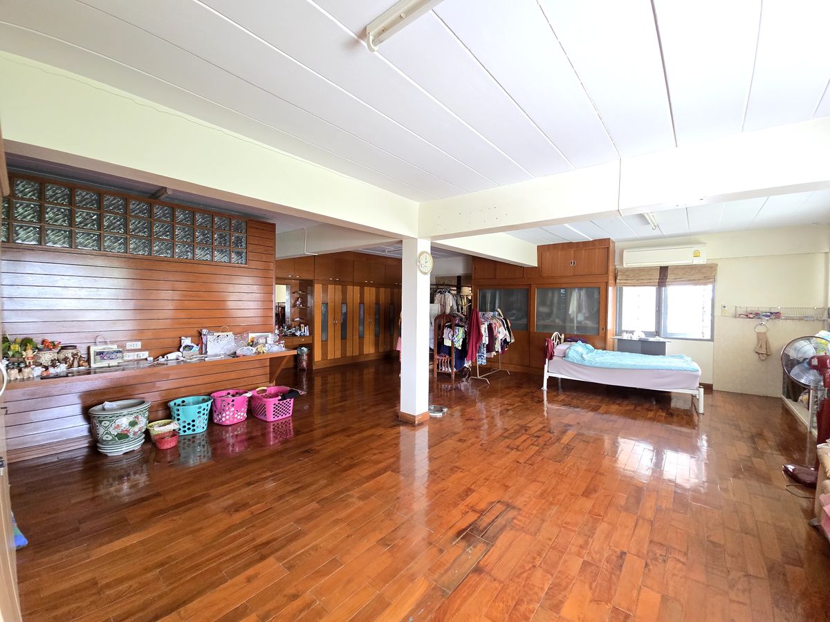 For SaleShop HouseMahachai Samut Sakhon : Sell ​​4 -story commercial building, 4th floor, 2 mezzanine, 2 buildings