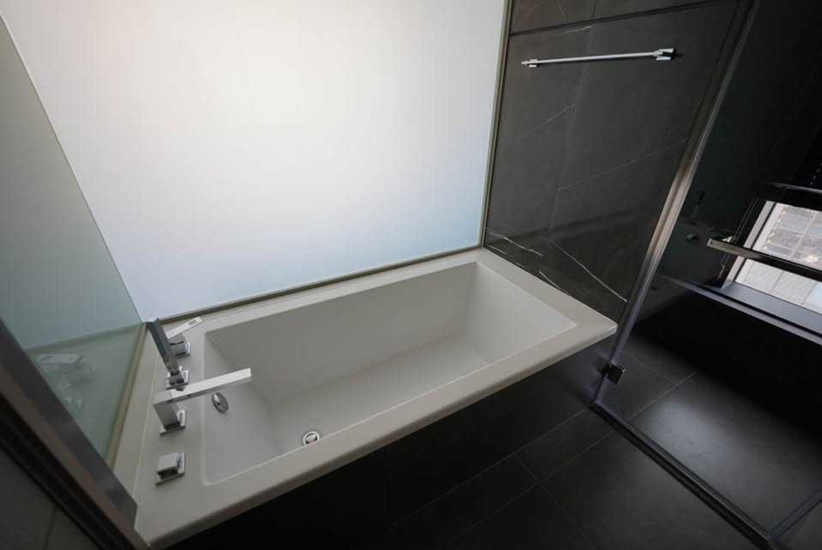 ให้เช่าคอนโดพระราม 9 เพชรบุรีตัดใหม่ RCA : ✨ GT15882 | คอนโด The Esse at Singha Complex เดินทางสะดวก ใกล้รถไฟฟ้าเอ็มอาที มีรถรับส่ง ห้องสวย เฟอร์นิเจอร์ครบ พร้อมอยู่!