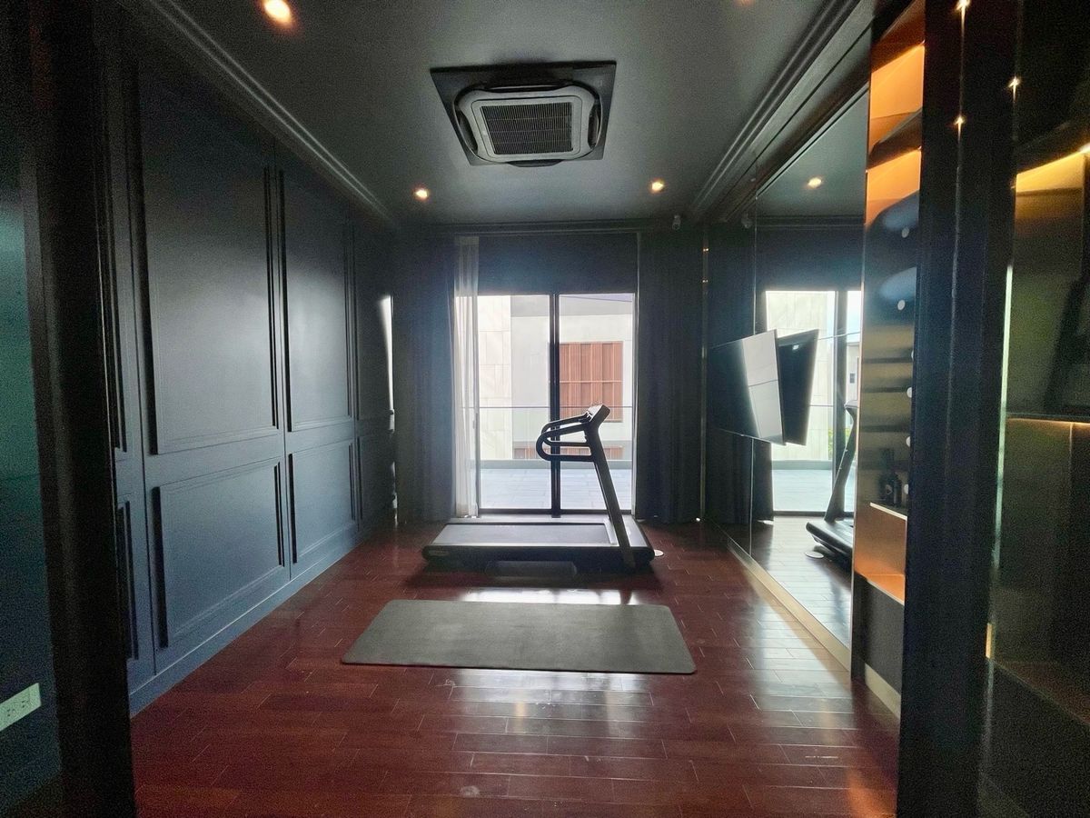 ขายบ้านเลียบทางด่วนรามอินทรา : 📢👇บ้านหรู 3 ชั้น พร้อมลิฟท์และสระว่ายน้ำส่วนตัว สงบ เงียบ เดินทางสะดวกใกล้จุดขึ้นลงทางด่วน 