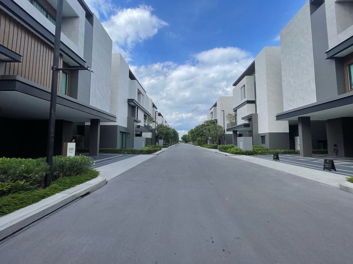 ขายบ้านเลียบทางด่วนรามอินทรา : 📢👇บ้านหรู 3 ชั้น พร้อมลิฟท์และสระว่ายน้ำส่วนตัว สงบ เงียบ เดินทางสะดวกใกล้จุดขึ้นลงทางด่วน 