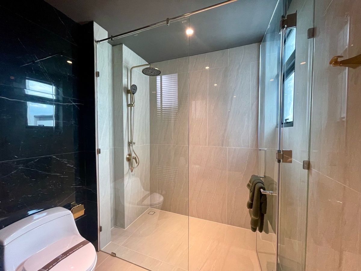 ขายบ้านเลียบทางด่วนรามอินทรา : 📢👇บ้านหรู 3 ชั้น พร้อมลิฟท์และสระว่ายน้ำส่วนตัว สงบ เงียบ เดินทางสะดวกใกล้จุดขึ้นลงทางด่วน 