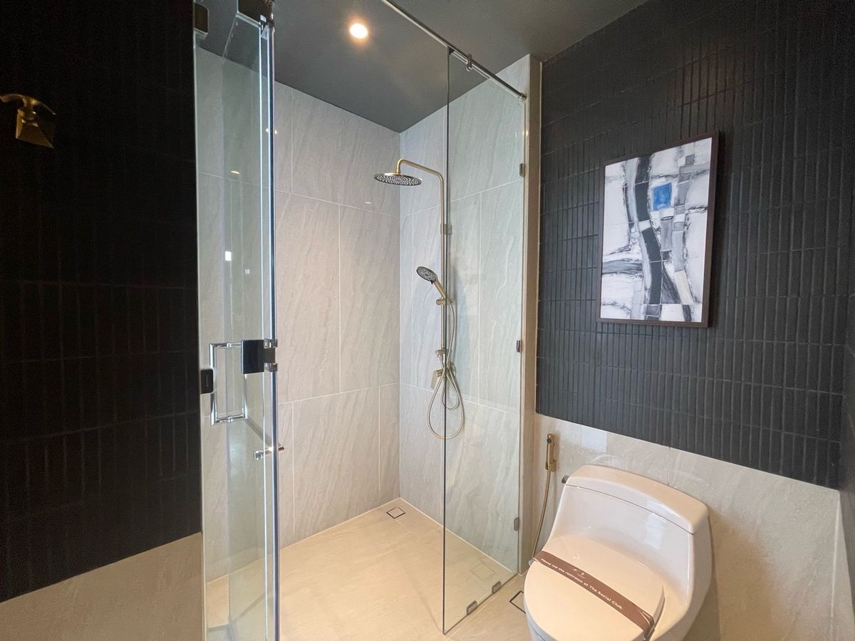 ขายบ้านเลียบทางด่วนรามอินทรา : 📢👇บ้านหรู 3 ชั้น พร้อมลิฟท์และสระว่ายน้ำส่วนตัว สงบ เงียบ เดินทางสะดวกใกล้จุดขึ้นลงทางด่วน 