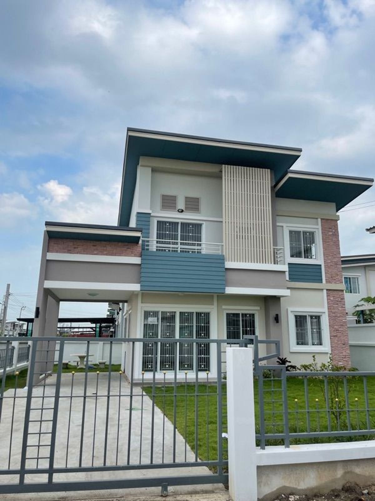 For SaleHouseMin Buri, Romklao : After the corner of 67 sq. 3, 2 water, 2 -story house, Flora Ville Suwinthawong 38