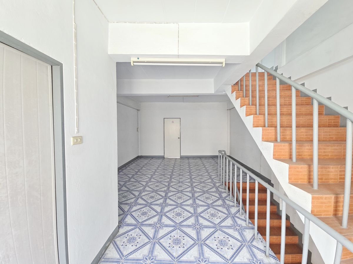 For SaleShop HouseMahachai Samut Sakhon : Selling a commercial building, Mahachai 4 -story, near the fountain circle And Rama 2 Road