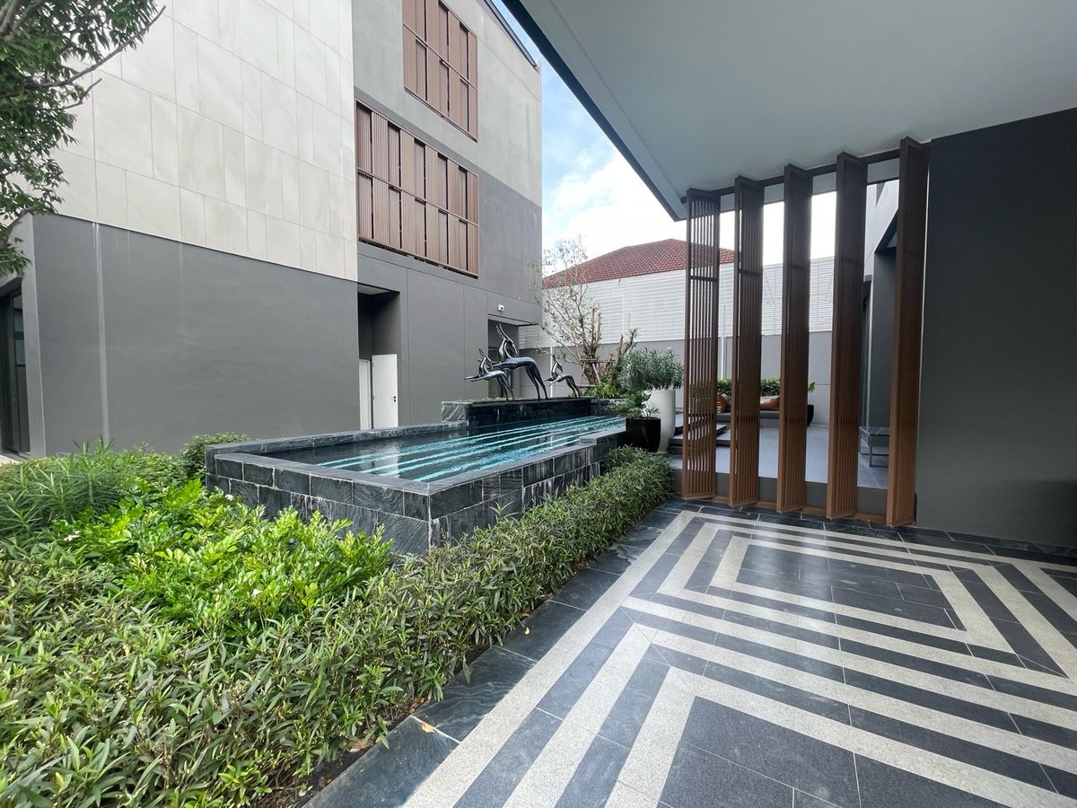 ขายบ้านเลียบทางด่วนรามอินทรา : 📢👇บ้านหรู 3 ชั้น พร้อมลิฟท์และสระว่ายน้ำส่วนตัว สงบ เงียบ เดินทางสะดวกใกล้จุดขึ้นลงทางด่วน 