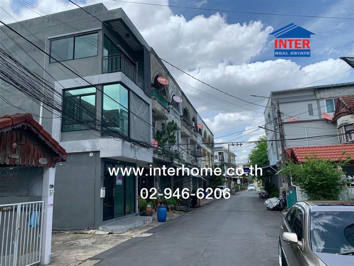 ขายอาคารพาณิชย์นวมินทร์ รามอินทรา : อาคารพาณิชย์ 3 ชั้น 15.9 ตร.ว. หมู่บ้านธนาลักษณ์ ใกล้เซ็นทรัลรามอินทรา ซอยรามอินทรา8 แยก2 ถนนรามอินทรา ถนนพหลโยธิน เขตบางเขน กรุงเทพมหานคร