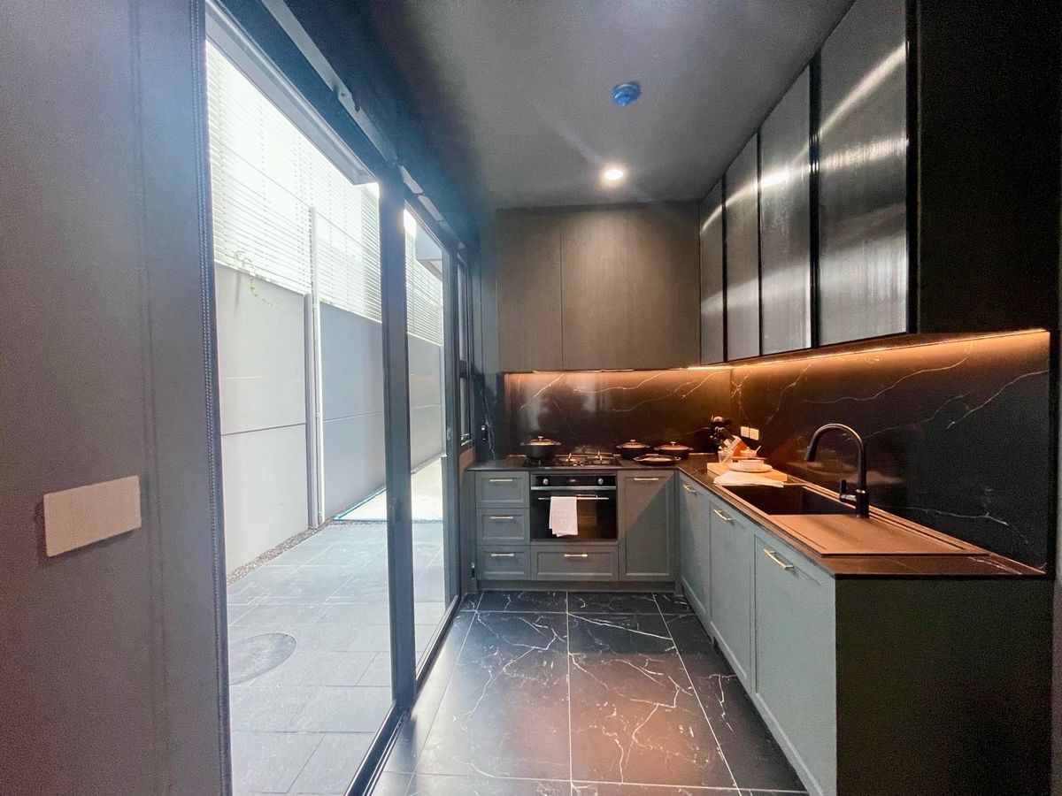 ขายบ้านเลียบทางด่วนรามอินทรา : 📢👇บ้านหรู 3 ชั้น พร้อมลิฟท์และสระว่ายน้ำส่วนตัว สงบ เงียบ เดินทางสะดวกใกล้จุดขึ้นลงทางด่วน 