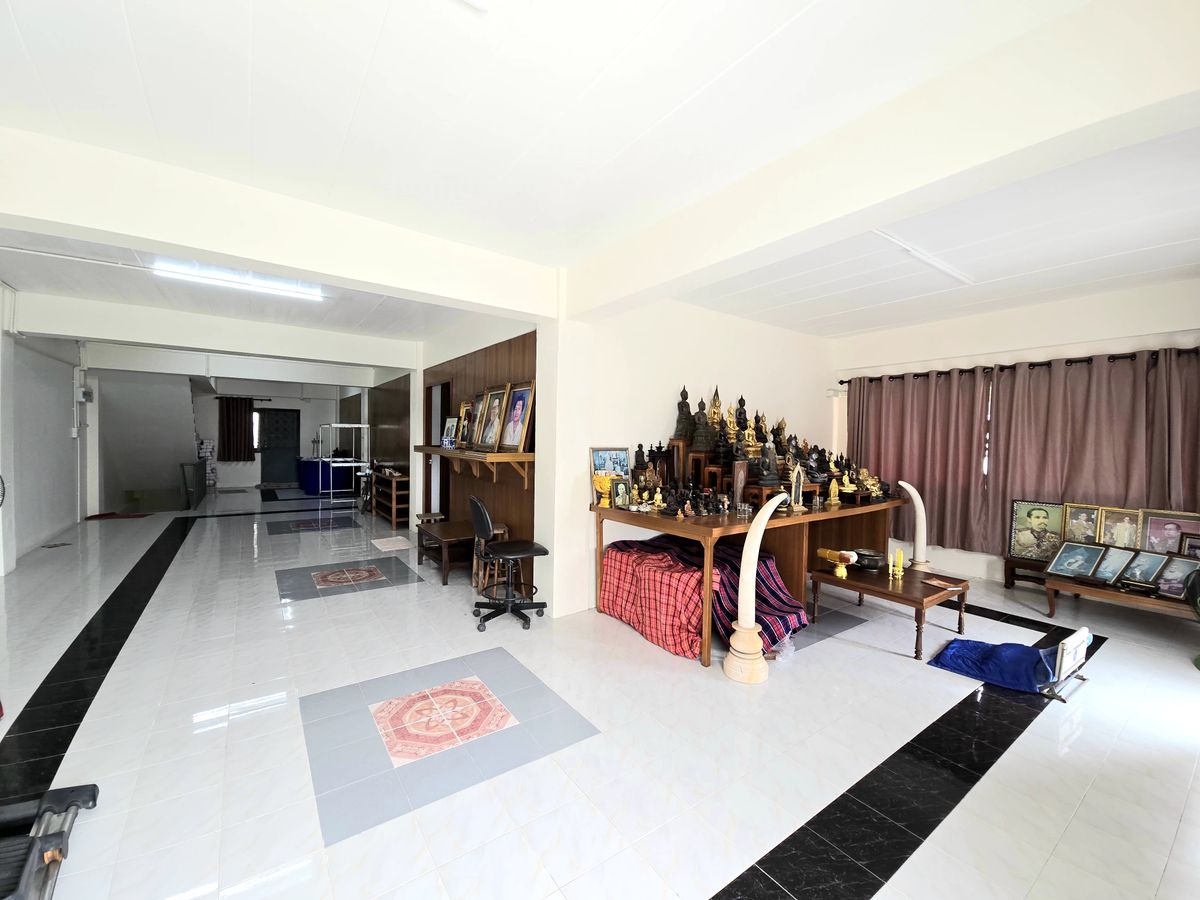 For SaleShop HouseMahachai Samut Sakhon : Sell ​​4 -story commercial building, 4th floor, 2 mezzanine, 2 buildings