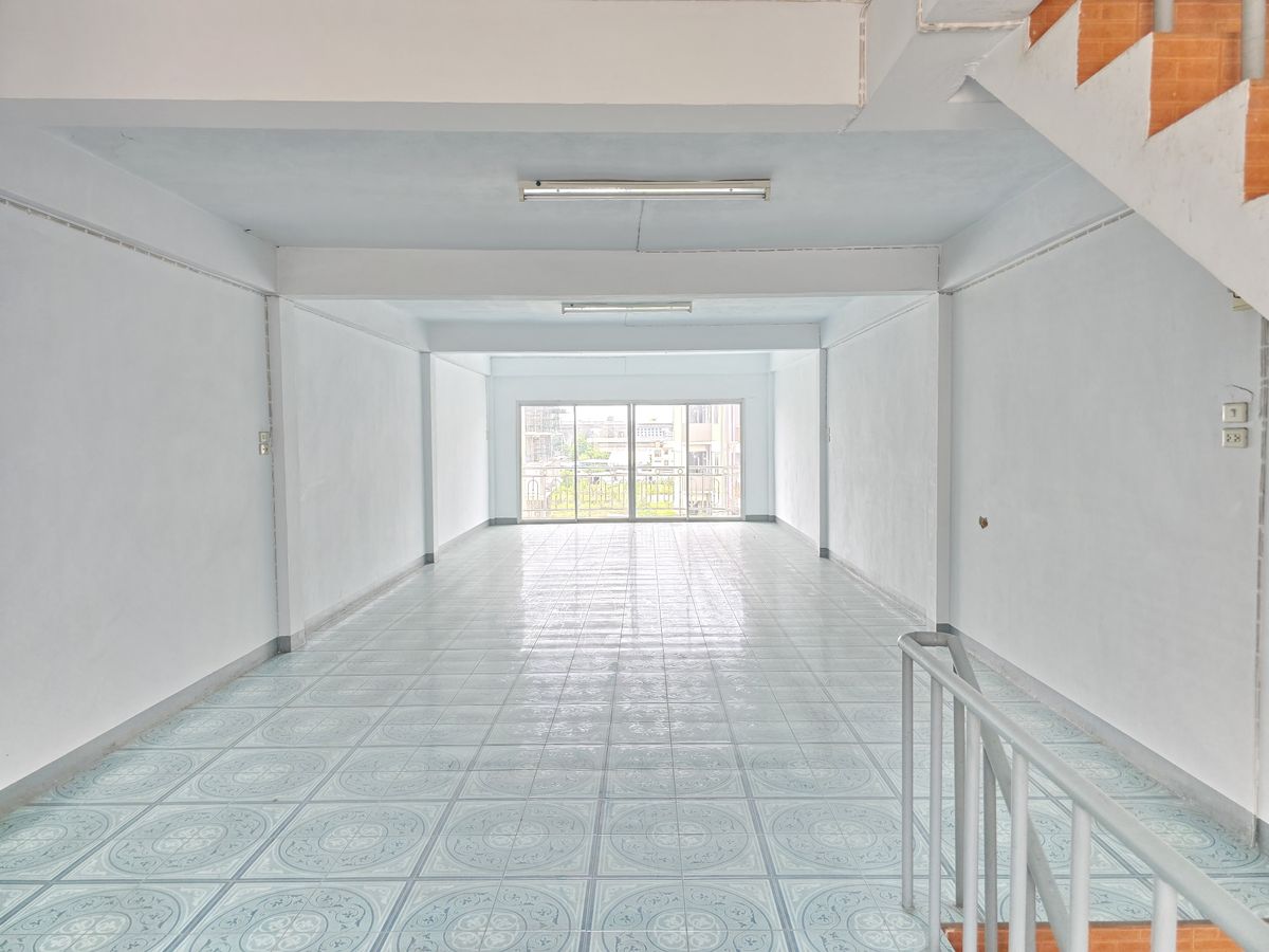 For SaleShop HouseMahachai Samut Sakhon : Selling a commercial building, Mahachai 4 -story, near the fountain circle And Rama 2 Road