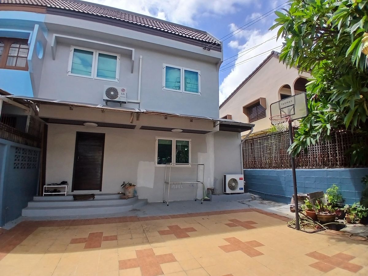 ขายบ้านบางนา แบริ่ง ลาซาล : ขายด่วน !!!  หมู่บ้านถาวรนิเวศน์ 2 ถนน.บางนาตราด12 ข.บางนา ข.บางนา กทม. 
