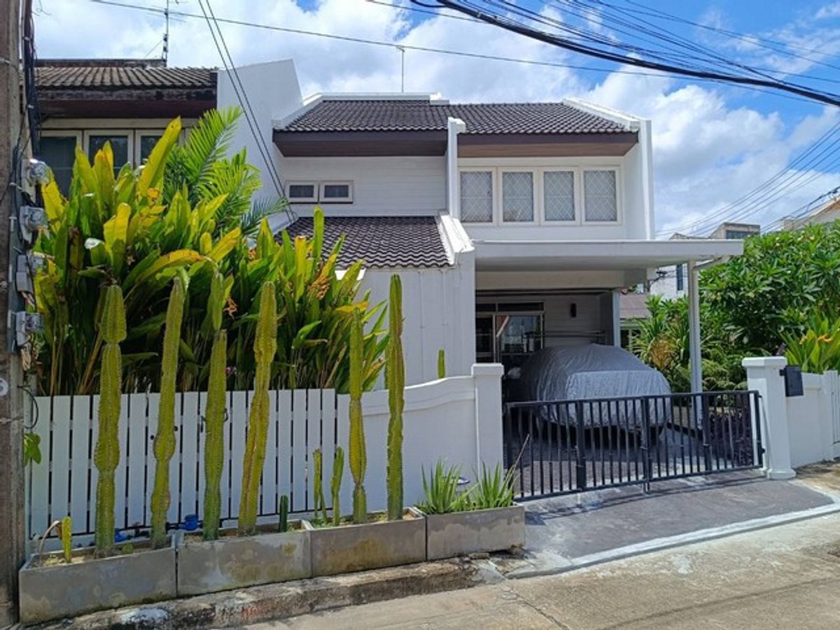 For SalePathum Thani,Rangsit, Thammasat : [Selling] Twin houses behind the corner of the Garden Home Village | Phahonyothin 60 | 50 Sq. | 3 bedrooms | New updates 4.9 million