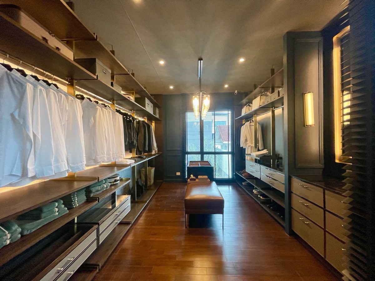 ขายบ้านเลียบทางด่วนรามอินทรา : 📢👇บ้านหรู 3 ชั้น พร้อมลิฟท์และสระว่ายน้ำส่วนตัว สงบ เงียบ เดินทางสะดวกใกล้จุดขึ้นลงทางด่วน 