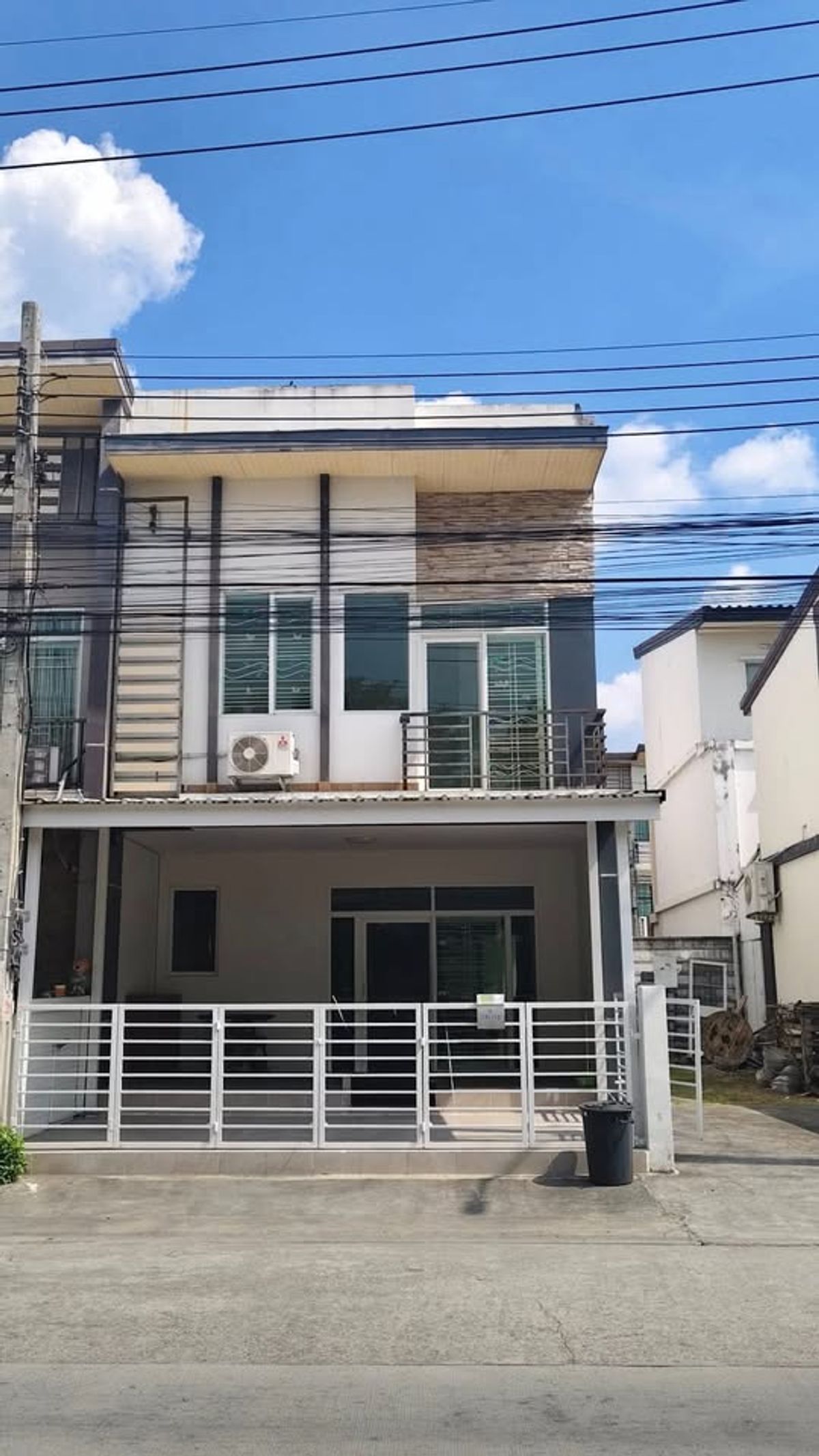 ให้เช่าทาวน์โฮมมีนบุรี-ร่มเกล้า : ให้เช่าทาวเฮาส์ ใกล้รามคำแหง ห่างจากสนามบินสุวรรณภูมิ เพียง 20 นาที