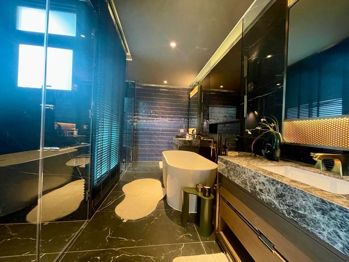 ขายบ้านเลียบทางด่วนรามอินทรา : 📢👇บ้านหรู 3 ชั้น พร้อมลิฟท์และสระว่ายน้ำส่วนตัว สงบ เงียบ เดินทางสะดวกใกล้จุดขึ้นลงทางด่วน 