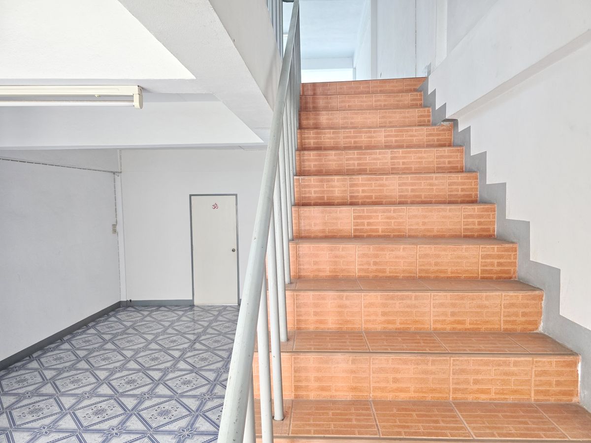 For SaleShop HouseMahachai Samut Sakhon : Selling a commercial building, Mahachai 4 -story, near the fountain circle And Rama 2 Road