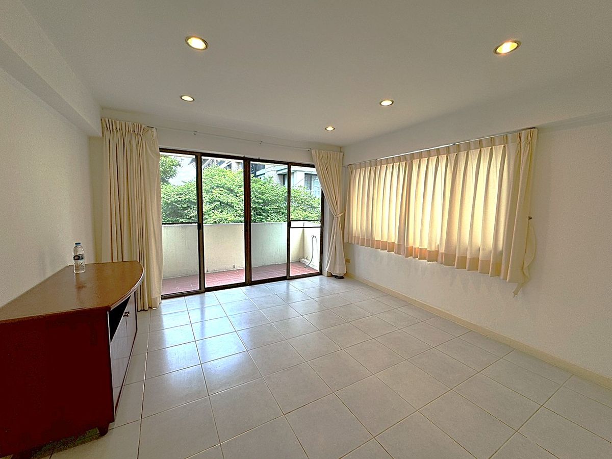 For RentHouseSukhumvit, Asoke, Thonglor : House for rent 4 bedroom in peaceful atmosphere at Phrom Phong ** NO CO-AGENT ** 