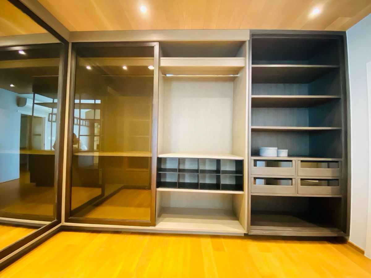 Home OfficePattanakan, Srinakarin : Selling with tenants! Golden opportunity for 4 -story townhome investors, luxury design corner, Modern Luxury, Nirvana Define Quality Project Srinakarin - Rama 9