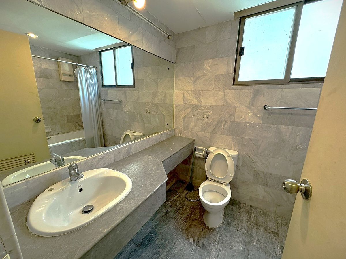 For RentHouseSukhumvit, Asoke, Thonglor : House for rent 4 bedroom in peaceful atmosphere at Phrom Phong ** NO CO-AGENT ** 