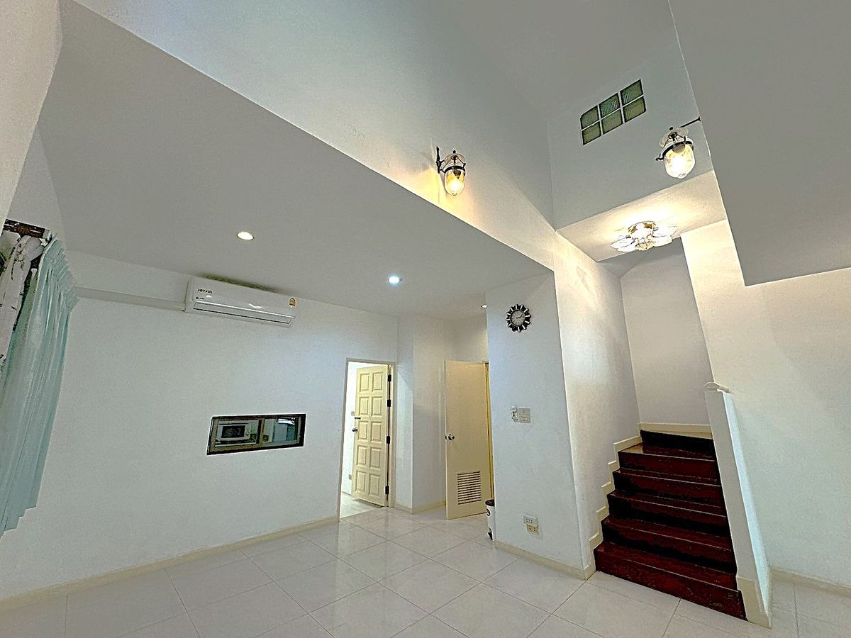 For RentHouseSukhumvit, Asoke, Thonglor : House for rent 4 bedroom in peaceful atmosphere at Phrom Phong ** NO CO-AGENT ** 