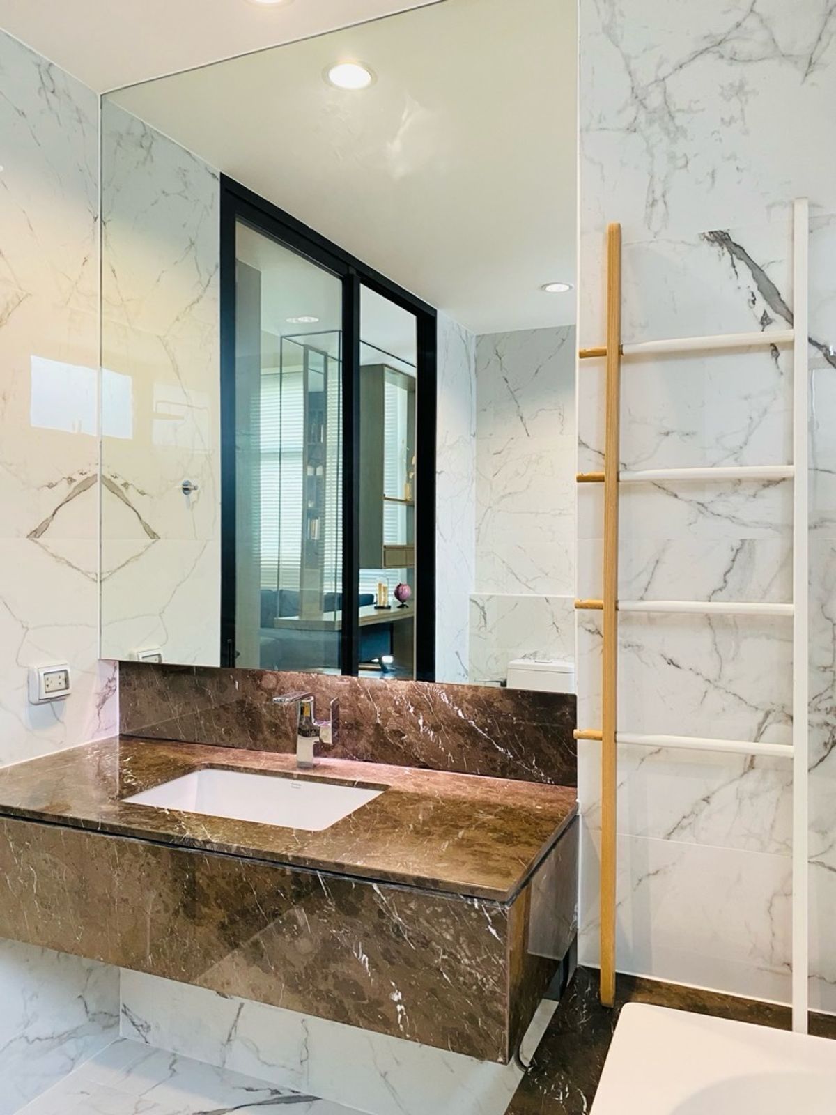 Home OfficePattanakan, Srinakarin : Selling with tenants! Golden opportunity for 4 -story townhome investors, luxury design corner, Modern Luxury, Nirvana Define Quality Project Srinakarin - Rama 9