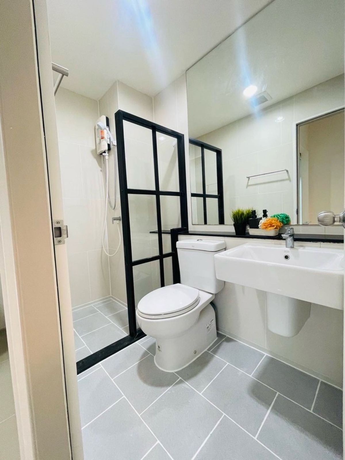 For RentCondoSamut Prakan,Samrong : ASPIRE ERWAN TOWER B condo for rent, Building B 8, Swimming Pool view, size 30.00 sq.m., price 9,000 baht