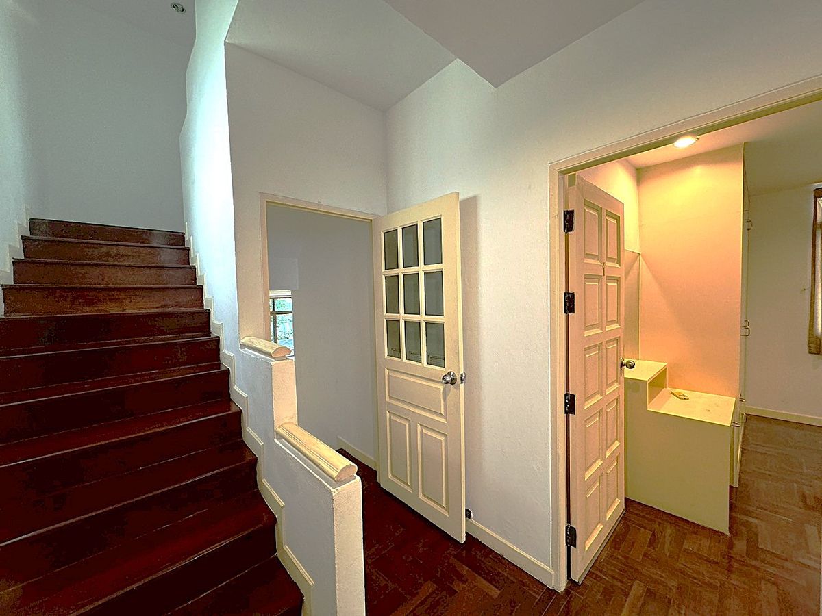 For RentHouseSukhumvit, Asoke, Thonglor : House for rent 4 bedroom in peaceful atmosphere at Phrom Phong ** NO CO-AGENT ** 