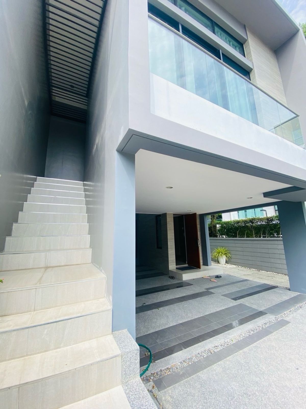 Home OfficePattanakan, Srinakarin : Selling with tenants! Golden opportunity for 4 -story townhome investors, luxury design corner, Modern Luxury, Nirvana Define Quality Project Srinakarin - Rama 9