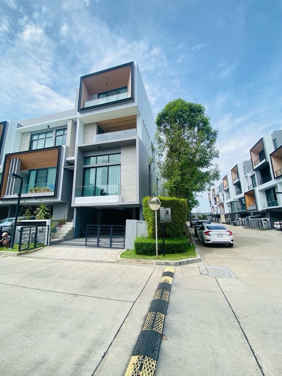 โฮมออฟฟิศพัฒนาการ ศรีนครินทร์ : Nirvana Define ศรีนครินทร์ – พระราม 9 ขายพร้อมผู้เช่า! โอกาสทองสำหรับนักลงทุน ทาวน์โฮม 4 ชั้น แปลงมุม ดีไซน์หรู Modern Luxury โครงการคุณภาพ 